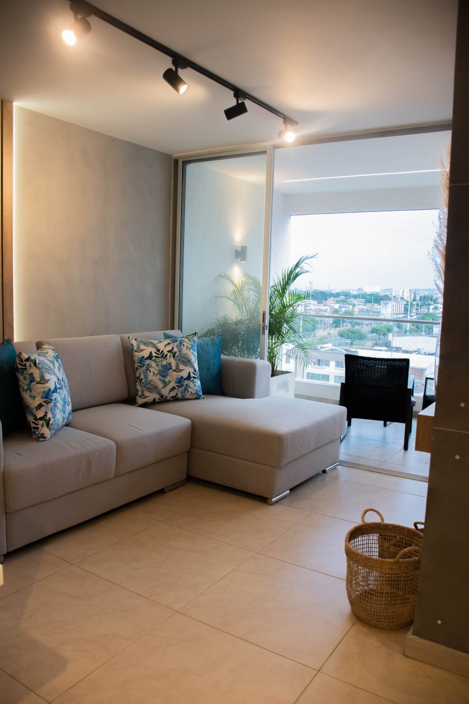 Lujoso y central apto justo donde vibra Cali